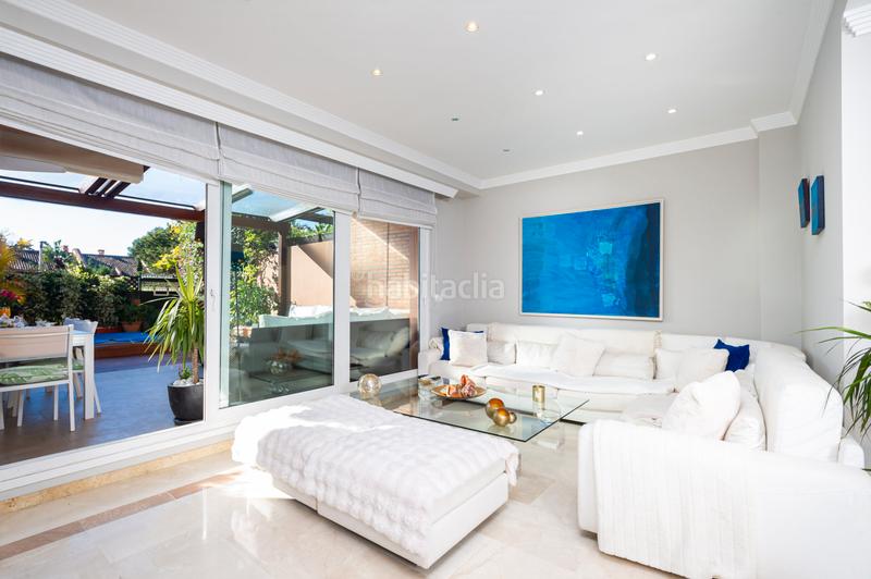 Foto a0e6c9fd-ba2b-4fc7-8022-4b465c974dfe. Maison jumelée avec cheminée parking piscine dans bahía de Marbella Marbella
