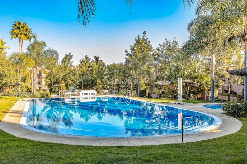 Foto a1d39d84-e58d-481f-95c8-54547323bf76. Maison jumelée avec cheminée parking piscine dans bahía de Marbella Marbella