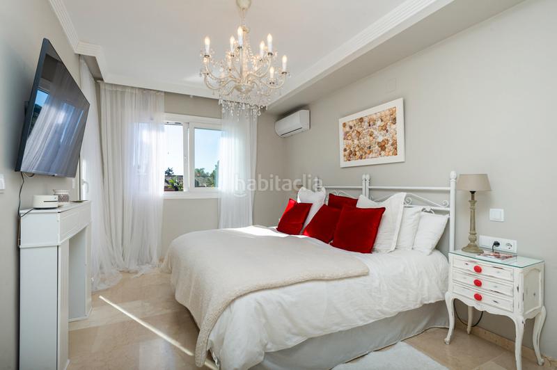 Foto a8661cab-a786-48a6-b5ff-3315ed0f8212. Maison jumelée avec cheminée parking piscine dans bahía de Marbella Marbella