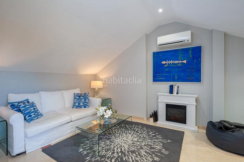 Foto b4eac40e-8924-44e5-bc6d-00e9076fa825. Maison jumelée avec cheminée parking piscine dans bahía de Marbella Marbella