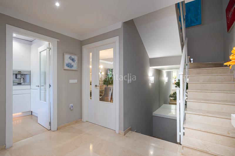 Foto b6245e46-5ef0-49fb-9f1d-f0dab127dc66. Maison jumelée avec cheminée parking piscine dans bahía de Marbella Marbella