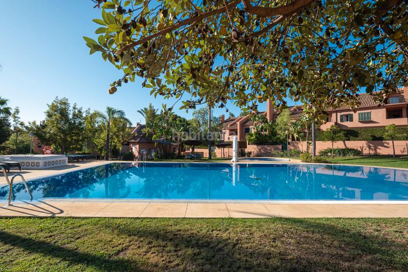 Foto fc3e0ec7-84aa-49f8-99f3-bf0098144242. Maison jumelée avec cheminée parking piscine dans bahía de Marbella Marbella