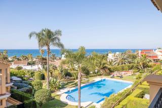 Casa aparellada a Costabella. Espectaculares vistas al mar en costabella, marbella