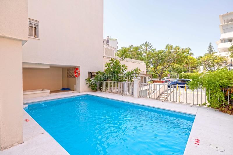 Foto 92e7a23c-63fb-42d7-9f8e-e6015ba1a3d3. Piso apartamento con vistas en segunda línea de playa en Marbella