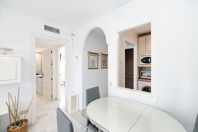 Foto 9f09541b-c256-4f28-999a-fb22e7e89f38. Piso apartamento con vistas en segunda línea de playa en Marbella