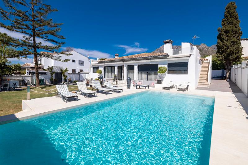 Foto 4190c832-b412-4731-a7fd-4f7c57c4f2ad. Chalet avec chauffage parking piscine dans Valdeolletas - Las Cancelas - Xarblanca Marbella