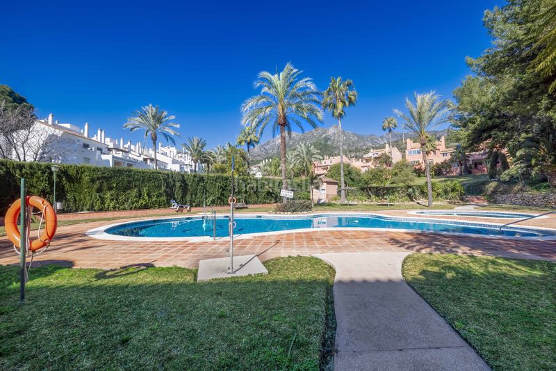 Foto 1113a896-1aec-4fdc-86f8-0e934bee3d42. Dúplex amb xemeneia aparcament piscina a Valdeolletas - Las Cancelas - Xarblanca Marbella