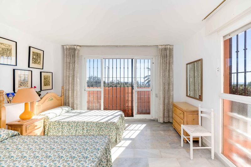 Foto 37dc9397-45dc-453b-8c40-ee840260bb8f. Dúplex amb xemeneia aparcament piscina a Valdeolletas - Las Cancelas - Xarblanca Marbella