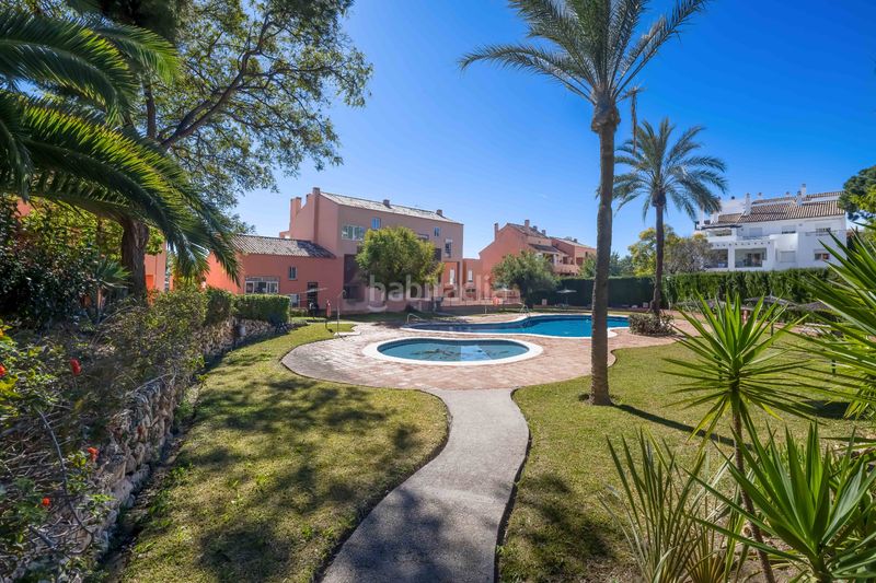 Foto 38f1f580-9cfe-40b5-b7b6-c7bfaf785848. Dúplex amb xemeneia aparcament piscina a Valdeolletas - Las Cancelas - Xarblanca Marbella