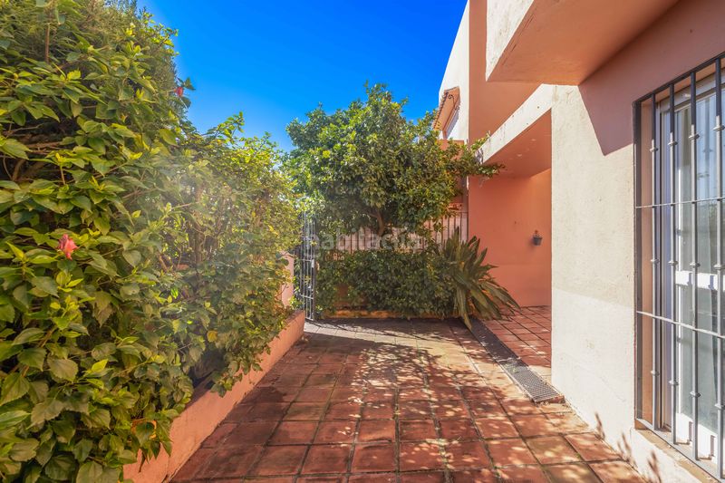 Foto 469ab9ec-f1df-46b8-9960-70fdce10a251. Dúplex amb xemeneia aparcament piscina a Valdeolletas - Las Cancelas - Xarblanca Marbella