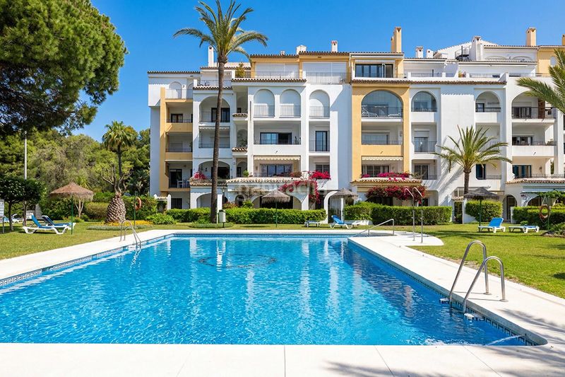 Foto 21c04d6a-64ff-45f7-b138-710dc7f3f4f3. Pis amb calefacció piscina a Cabopino - Artola Marbella