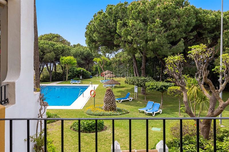 Foto 4d2cc0fe-334f-4476-96f6-7327affc1e75. Pis amb calefacció piscina a Cabopino - Artola Marbella