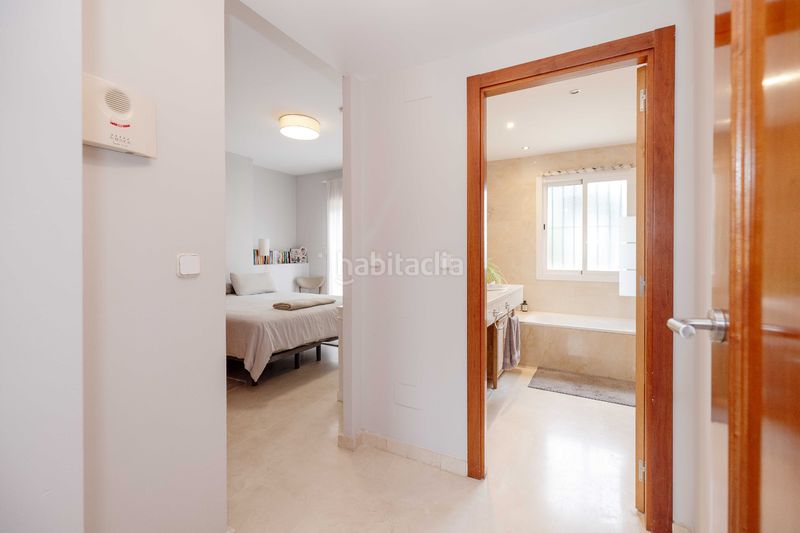 Foto 0f3af14b-aceb-4965-aa49-01c63772c7d5. Casa adossada amb xemeneia calefacció aparcament piscina a Marbella
