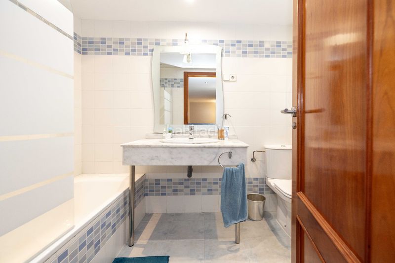 Foto 205f8fd9-f878-4c1c-8e02-207667fd80da. Casa adossada amb xemeneia calefacció aparcament piscina a Marbella