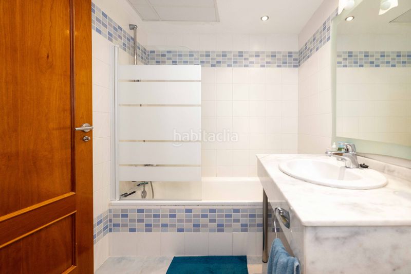 Foto 216c98a5-56a8-4e8b-81a8-9062994a1385. Casa adossada amb xemeneia calefacció aparcament piscina a Marbella