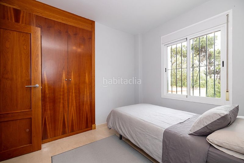 Foto a9fa2cf5-bf29-49c0-b405-d407d9ba793d. Casa adossada amb xemeneia calefacció aparcament piscina a Marbella