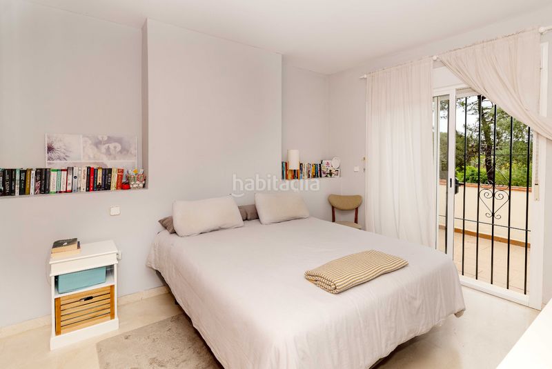 Foto ae3f9c18-1524-4e66-9ffd-bc9562d60933. Casa adossada amb xemeneia calefacció aparcament piscina a Marbella