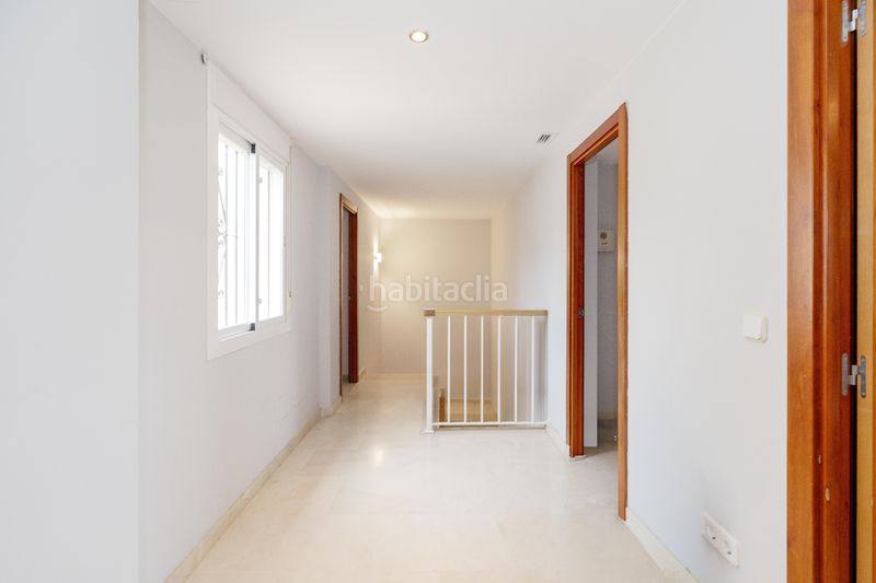 Foto bf847598-4d26-4739-bda9-dd32d12f8871. Casa adossada amb xemeneia calefacció aparcament piscina a Marbella