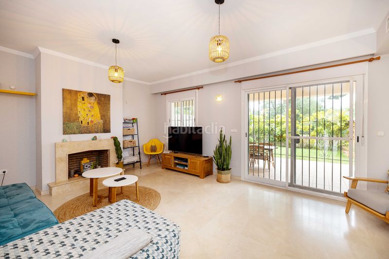 Foto e93df162-ee1a-447f-b42d-bdfacb8da70a. Casa adossada amb xemeneia calefacció aparcament piscina a Marbella