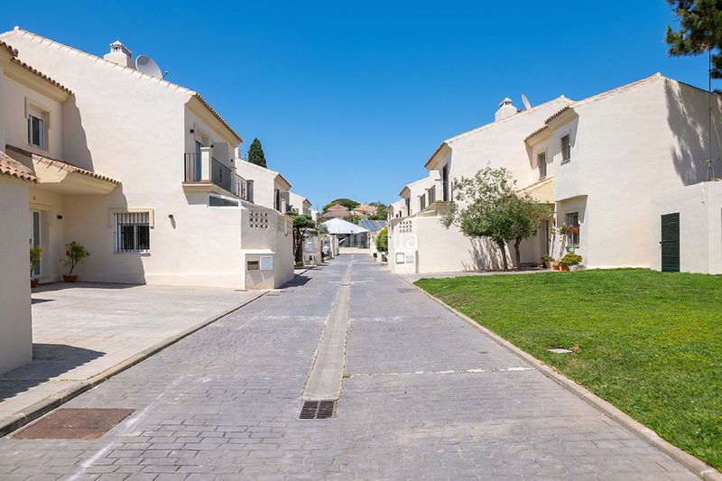 Foto ec6f5052-f5ae-48ee-ae6f-40f4021a1392. Casa adossada amb xemeneia calefacció aparcament piscina a Marbella