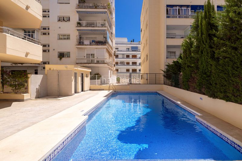 Foto f43aff2a-4e28-48c0-b6aa-14daec21f87f. Pis amb aparcament piscina a Playa de la Fontanilla Marbella