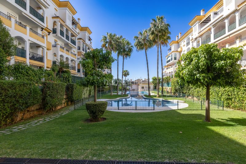 Foto 5b0a3b0e-33a6-40a9-a94a-0effa1edf00c. Planta baixa amb calefacció aparcament piscina a Marbella