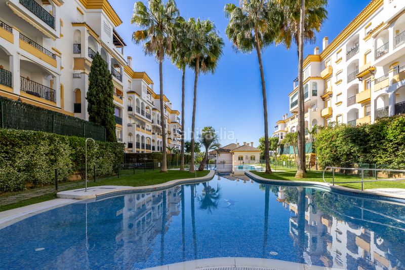 Foto 8f11849a-f64f-4a74-a7e9-8f0ba301e3b7. Planta baixa amb calefacció aparcament piscina a Marbella