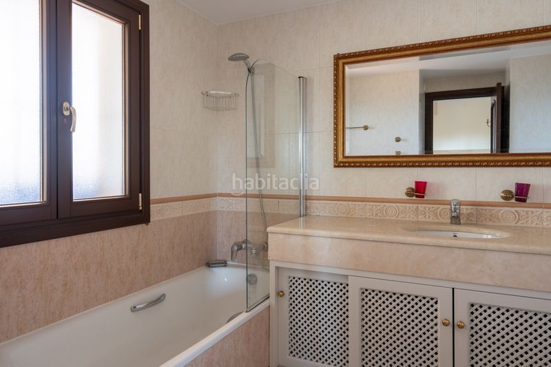Foto 80d5b327-297a-46a6-bce4-84d018328d5b. Xalet amb xemeneia calefacció aparcament piscina a Marbella