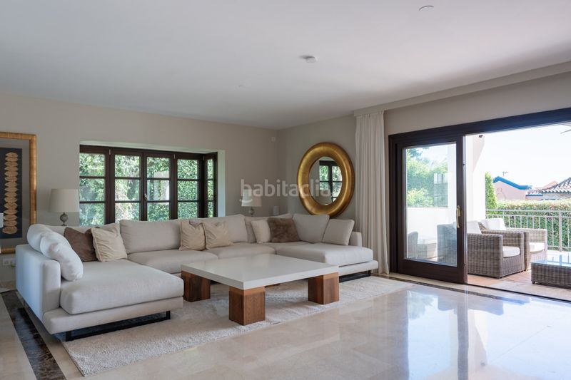 Foto ab5edb0d-4c93-42e5-bc59-1007ddb78984. Xalet amb xemeneia calefacció aparcament piscina a Marbella