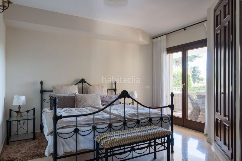 Foto ed8922cd-1d29-4fa7-a210-6238cf62125e. Xalet amb xemeneia calefacció aparcament piscina a Marbella