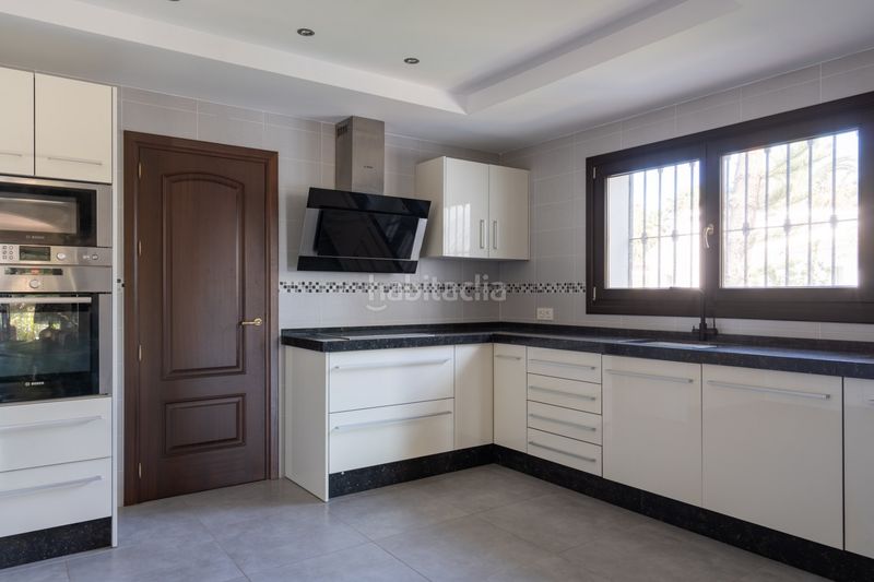Foto f900f3fe-0eb8-4869-8106-2c5b8d171b6a. Xalet amb xemeneia calefacció aparcament piscina a Marbella
