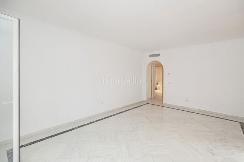 Foto 425c46aa-d285-4e89-a05a-d58b366e3317. Pis amb calefacció aparcament piscina a La Carolina - Guadalpín Marbella