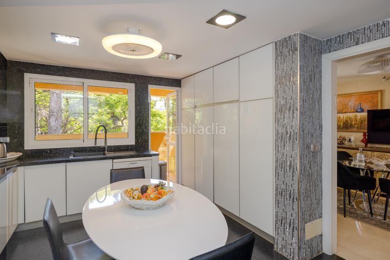 Foto a17f538a-466b-4657-9ff6-223e0d046189. Àtic amb calefacció aparcament piscina a Río Real Marbella