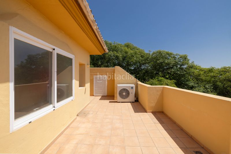 Foto de3a29ca-f3c4-40d9-b628-491e171b2866. Àtic amb calefacció aparcament piscina a Río Real Marbella
