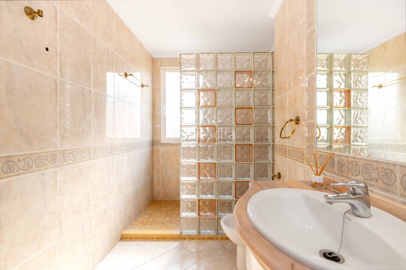 Foto e3299a5d-cc4e-476b-a6f2-b8d616ab1f83. Casa adossada amb xemeneia a Valdeolletas - Las Cancelas - Xarblanca Marbella