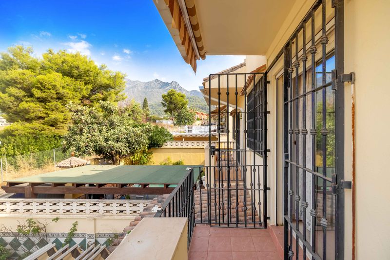Foto ead2e2df-3219-421c-b2bd-7fee67ecacb1. Casa adossada amb xemeneia a Valdeolletas - Las Cancelas - Xarblanca Marbella