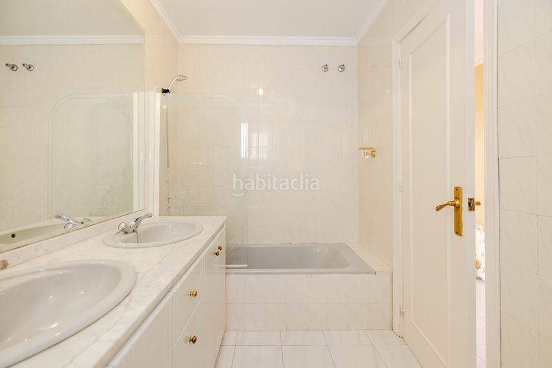 Foto 21bf1360-7446-4eda-86b3-4836b3f5639e. Casa adossada amb xemeneia aparcament a Torrecilla - La Cañada Marbella