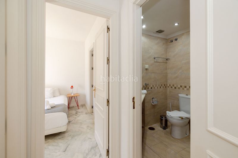 Foto 45f4f9a1-c3f7-4b17-9a4d-81f32ddd48a2. Pis amb xemeneia calefacció piscina a Elviria Marbella