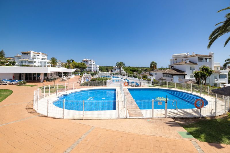Foto 8c3291b4-c159-412f-a78b-9d4a851fdfd0. Pis amb xemeneia calefacció piscina a Elviria Marbella