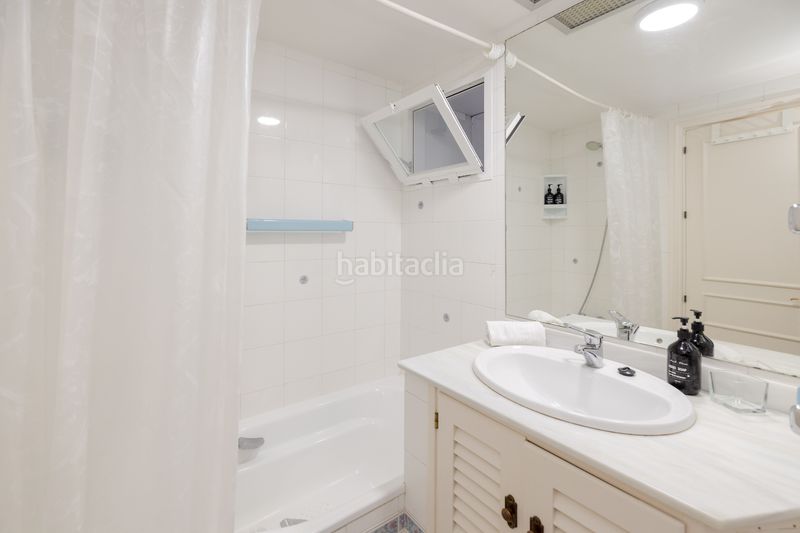Foto c1944858-a7e8-49c5-b4c9-16482452708b. Pis amb xemeneia calefacció piscina a Elviria Marbella