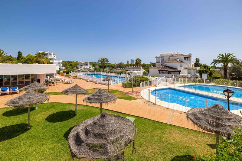 Foto c63f0499-4efc-4f2d-9d93-8b3518459a48. Pis amb xemeneia calefacció piscina a Elviria Marbella