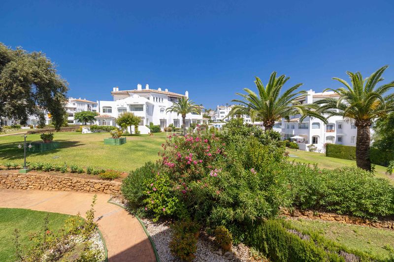 Foto fc37b5e3-c97b-467e-a708-e53b4c4a36f1. Pis amb xemeneia calefacció piscina a Elviria Marbella