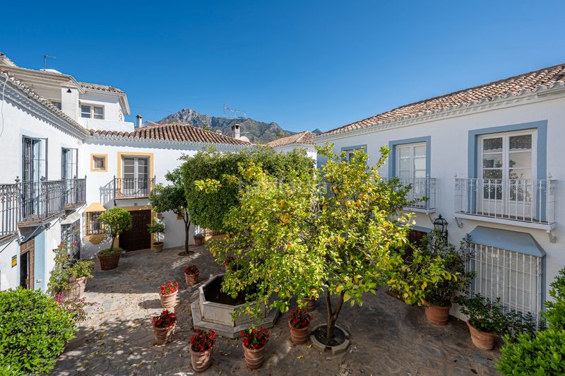 Foto a41b1733-cca2-49cf-baa3-49aba1af9b14. Casa adossada amb xemeneia calefacció a La Carolina - Guadalpín Marbella