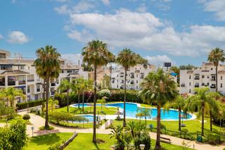 Àtic a Nueva Andalucía centro. Exclusivo apartamento reformado en puerto banús  descubre este m