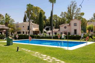 Casa adossada a Guadalmina Alta. Elegante adosada en primera línea de golf con jardín privado  gu