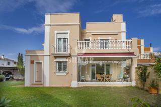 Casa bifamiliare en Nueva Alcntara. Chalet pareado en la codiciada zona de san pedro playa.te presen