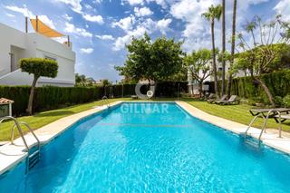 Appartamento en Los Naranjos. Dplex con vistas al mar y gran potencial en nueva andalucaubic