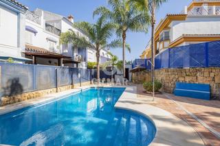 Casa adossada a San Pedro de Alcántara Pueblo. Descubre este encantador chalet adosado de tres plantas que te o