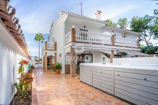 Casa aparellada a Las Brisas. Chalet pareado en nueva andalucía, marbellaoportunidad única de