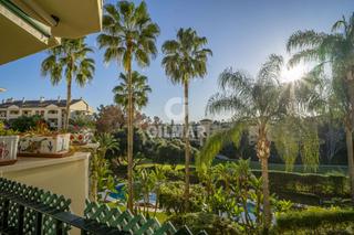 Apartament a San Pedro de Alcántara Pueblo. Magnífico apartamento en guadalmina alta, primera línea de golf.